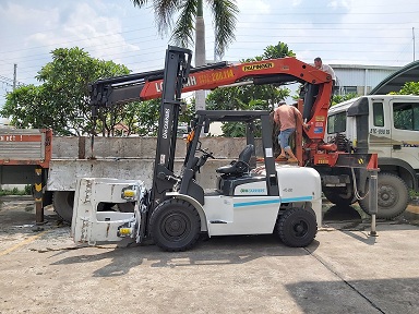 XE NÂNG DẦU NISSAN SỨC NÂNG MAX 4,5 TẤN, NÂNG CAO 5M CÓ GẮN KẸP TRÒN 1,6M.
